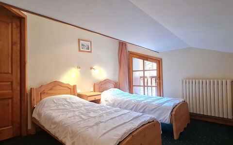 Alpina Lodge: Letto, Mobilia, Legna, Camera Da Letto, Interior Design, Lenzuolo, Soffitto, Pavimento, Camera, Bedding