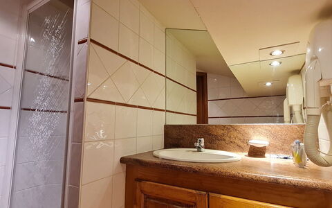 Alpina Lodge: Parete, Pavimentazione, Legna, Pavimento, Idraulico Fixture, Lavandino Del Bagno, Interior Design, Bagno, Soffitto, Idraulico