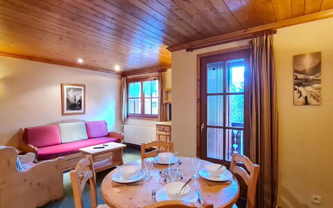 Alpina Lodge: Legna, Soffitto, Interior Design, Pavimentazione, Pavimento, Porta, Camera, Color Legno, Latifoglie, Vernice