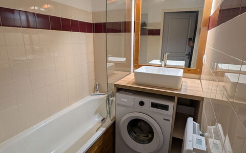V du Bachat Arolles a: Pavimentazione, Lavatrice, Pavimento, Idraulico Fixture, Interior Design, Asciugatrice, Idraulico, Lavanderia, Bagno, Camera