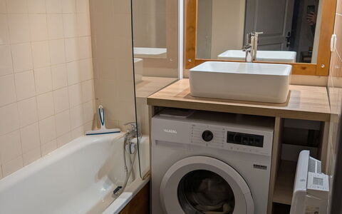 V du Bachat Arolles a: Pavimentazione, Idraulico Fixture, Interior Design, Pavimento, Lavatrice, Bagno, Idraulico, Asciugatrice, Lavandino Del Bagno, Lavanderia