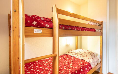 V du Bachat Arolles a: Letto, Legna, Camera Da Letto, Lenzuolo, Bedding, Letto A Castello, Interior Design, Pavimento, Pavimentazione, Tessile