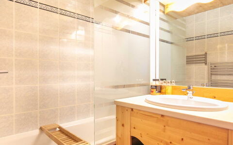 La Turra: Pavimentazione, Interior Design, Idraulico Fixture, Pavimento, Legna, Bagno, Rubinetto, Lavello, Soffitto, Lavandino Del Bagno