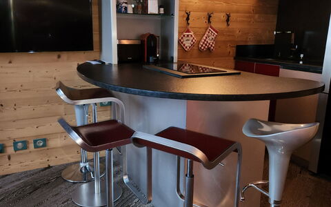 T du Morel a: Mobilia, Legna, Pavimentazione, Interior Design, Seggiola Da Bar, Pavimento, Illuminazione, Controsoffitto, Sedia, Cucina