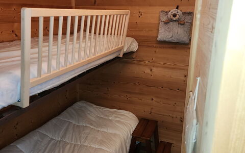 T du Morel a: Legna, Pavimento, Pavimentazione, Letto A Castello, Mobilia, Letto, Camera Da Letto, Interior Design, Camera, Lenzuolo