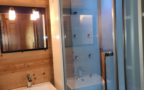T du Morel a: Idraulico Fixture, Legna, Interior Design, Pavimentazione, Bagno, Pavimento, Lavandino Del Bagno, Specchio, Idraulico, Illuminazione