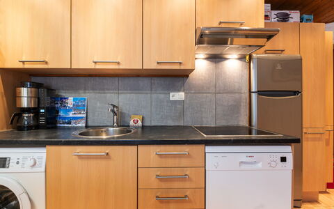 Praz des Esserts: Cucina, Elettrodomestico Da Cucina, Apparecchio Major, Controsoffitto, Legna, Cabinetry, Mobilia, Interior Design, Pavimentazione, Pavimento