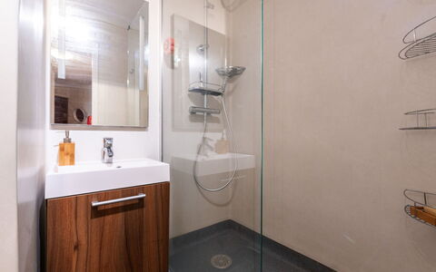 Praz des Esserts: Bagno, Idraulico Fixture, Pavimentazione, Interior Design, Parete, Pavimento, Idraulico, Lavandino Del Bagno, Specchio, Camera