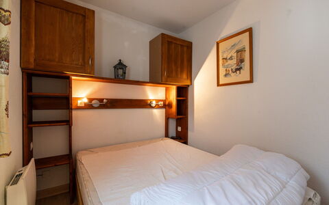 Praz des Esserts: Letto, Camera Da Letto, Mobilia, Legna, Interior Design, Lenzuolo, Bedding, Camera, Pavimento, Pavimentazione