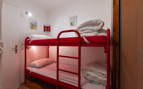 Praz des Esserts: Letto, Camera Da Letto, Interior Design, Pavimentazione, Pavimento, Lenzuolo, Mobilia, Bedding, Letto A Castello, Telaio Del Letto