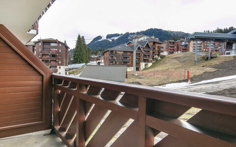 Les Eterlous: Zona Residenziale, Casa, Appartamento, Balcone, Urban Design, Raccordo, Condominio, Shade, Design, Color Legno