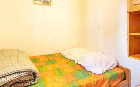 Les Eterlous: Letto, Camera Da Letto, Parete, Lenzuolo, Bedding, Mobilia, Legna, Interior Design, Pavimento, Giallo