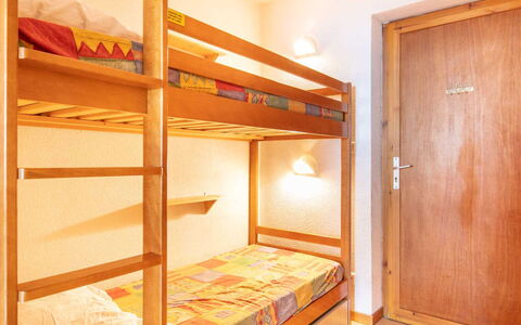 Les Eterlous: Letto, Camera Da Letto, Legna, Letto A Castello, Pavimento, Interior Design, Lenzuolo, Bedding, Pavimentazione, Soffitto