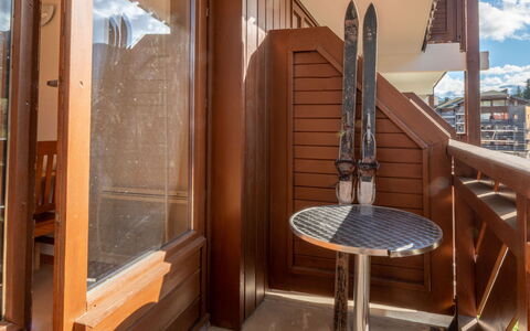 Les Eterlous: Legna, Color Legno, Latifoglie, Appartamento, Balcone, Compensato, Plank, Corrimano, Vernice, Illuminazione Diurna