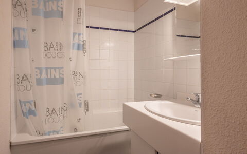 Les Eterlous: Idraulico Fixture, Bagno, Interior Design, Idraulico, Pavimentazione, Lavandino Del Bagno, Pavimento, Rubinetto, Lavello, Camera