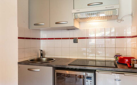 Les Sitelles: Elettrodomestico Da Cucina, Cucina, Controsoffitto, Apparecchio Major, Lavandino Della Cucina, Cabinetry, Lavello, Idraulico Fixture, Rubinetto, Elettrodomestico