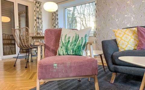 Seeglück: Mobilia, Interior Design, Pavimentazione, Pavimento, Sedia, Soggiorno, Tessile, Camera, Comfort, Marrone