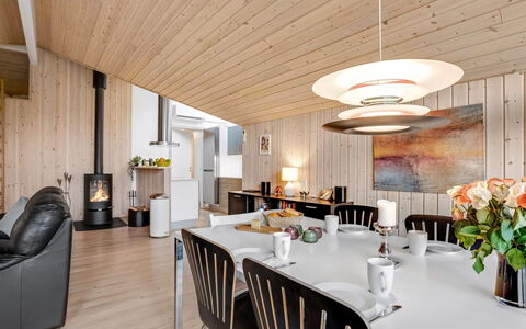 Annielle - 500M from the Sea: Tetto, Casa, Casa, Villetta, Porta, Raccordo, Deck, Portico, Plank, Latifoglie
