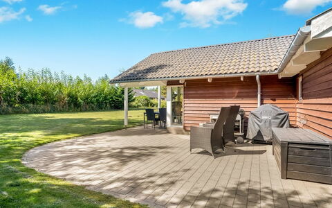 Annielle - 500M from the Sea: Tetto, Casa, Casa, Villetta, Porta, Raccordo, Deck, Portico, Plank, Latifoglie