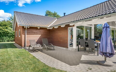 Annielle - 500M from the Sea: Tetto, Casa, Casa, Villetta, Porta, Raccordo, Deck, Portico, Plank, Latifoglie