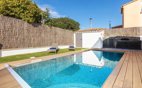 La Manzaneta: Piscina, Zona Residenziale, Materiale Composito, Ricorrere, Casa, Eco Hotel, Giochi D'Acqua, Estate, Shade, Tempo Libero