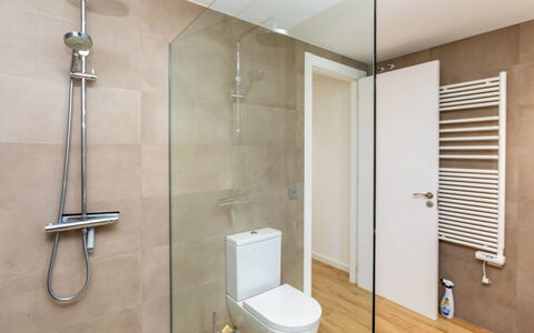 La Manzaneta: Bagno, Pavimentazione, Pavimento, Parete, Idraulico Fixture, Interior Design, Gabinetto, Toilet Seat, Idraulico, Doccia