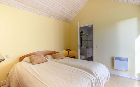 Les Guérins: Interior Design, Pavimentazione, Pavimento, Letto, Parete, Camera Da Letto, Legna, Soffitto, Mobilia, Camera