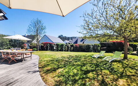 Les Guérins: Arbusto, Giardino, Casa, Tetto, Zona Residenziale, Casa, Lotto, Shade, Groundcover, Landscaping