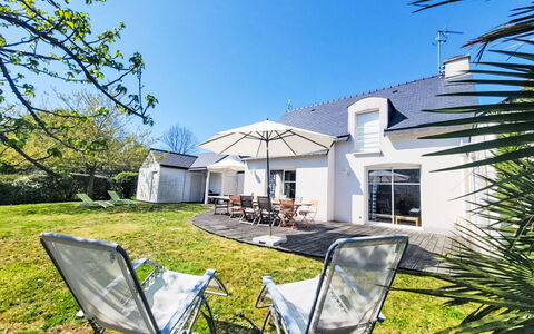Les Guérins: Blu, Casa, Zona Residenziale, Casa, Estate, Villetta, Shade, Landscaping, Giardino, Driveway