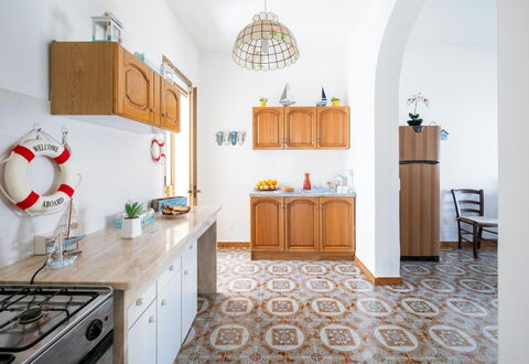 Villa Heart Island Vista Mare: Pavimentazione, Pavimento, Interior Design, Mobilia, Cucina, Controsoffitto, Cabinetry, Camera, Piastrella, Color Legno