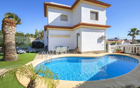 Antonia: Estate, Cortile, Balcone, Villa
