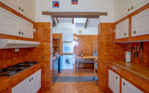 Villa Argentina: Cucina, Pavimentazione, Controsoffitto, Legna, Interior Design, Apparecchio Major, Pavimento, Elettrodomestico Da Cucina, Cabinetry, Mobilia