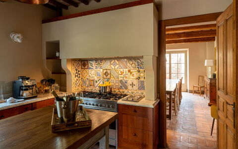 Villa Domus Papi: Cucina, Pavimentazione, Interior Design, Legna, Mobilia, Pavimento, Controsoffitto, Soffitto, Illuminazione, Camera