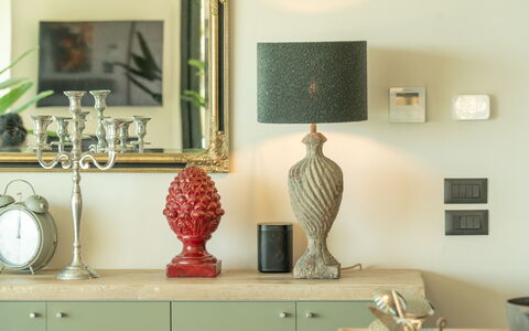 Villa Feronia: Mobilia, Interior Design, Illuminazione, Camera, Cabinetry, Cassetto, Dipingere, Cornice, Materiali Naturali, Credenza