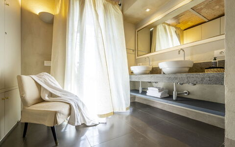 Villa Cotogna: Pavimentazione, Interior Design, Legna, Pavimento, Illuminazione, Soffitto, Idraulico Fixture, Camera, Idraulico, Bagno