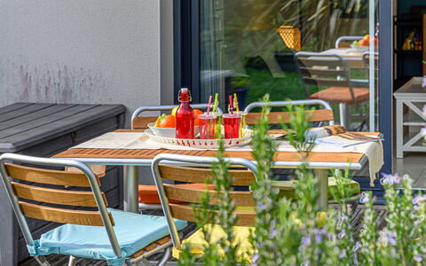 Villa Saint Julien: Mobilia, Mobili Da Esterno, Sedia, Tavolo, Tavolo Esterno, Cucina & Sala Da Pranzo Tavolo, Vaso Di Fiori, Terrazza, Giardino, Pianta Della Casa