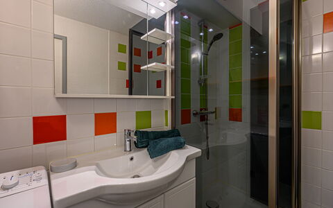 Quiberon 250: Interior Design, Parete, Idraulico Fixture, Pavimentazione, Bagno, Lavello, Lavandino Del Bagno, Soffitto, Rubinetto, Pavimento