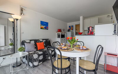 Piscine et Plage 250.1: Mobilia, Appartamento, Sedia, Camera, Soggiorno, Cucina & Sala Da Pranzo Tavolo, Divano, Pianta Della Casa, Tavolino Da Caffè