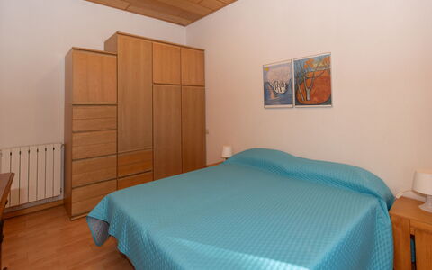 Endine: Pavimentazione, Camera Da Letto, Pavimento, Letto, Legna, Mobilia, Interior Design, Lenzuolo, Camera, Bedding