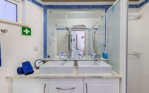 Sol Beach View Terrace: Idraulico Fixture, Lavello, Interior Design, Pavimentazione, Lavandino Del Bagno, Rubinetto, Bagno, Pavimento, Idraulico, Controsoffitto