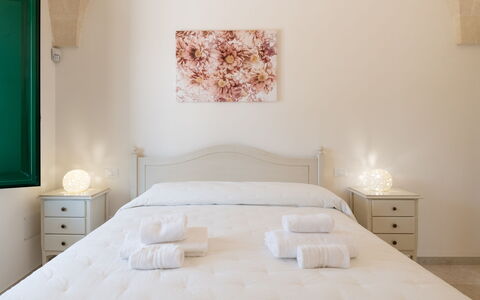 Villa Prestige: Interior Design, Soffitto, Pavimento, Camera Da Letto, Mobilia, Letto, Camera, Telaio Del Letto, Appartamento, Bedding