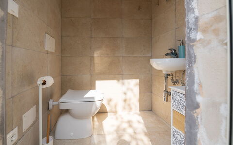 Villa Prestige: Toilet Seat, Parete, Idraulico Fixture, Pavimentazione, Bagno, Gabinetto, Pavimento, Idraulico, Interior Design, Ceramica