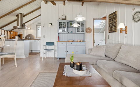 Bernadine - 400M from the Sea: Tetto, Casa, Casa, Villetta, Porta, Raccordo, Deck, Portico, Plank, Latifoglie