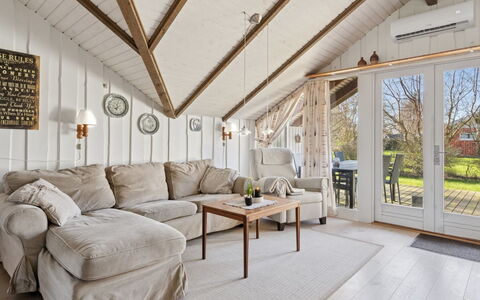 Bernadine - 400M from the Sea: Tetto, Casa, Casa, Villetta, Porta, Raccordo, Deck, Portico, Plank, Latifoglie