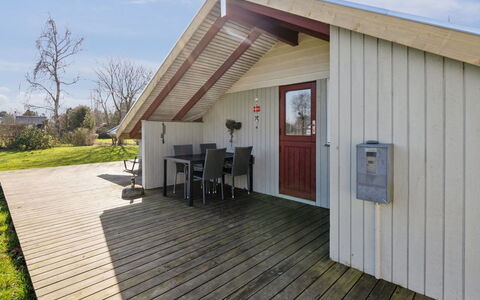 Bernadine - 400M from the Sea: Tetto, Casa, Casa, Villetta, Porta, Raccordo, Deck, Portico, Plank, Latifoglie