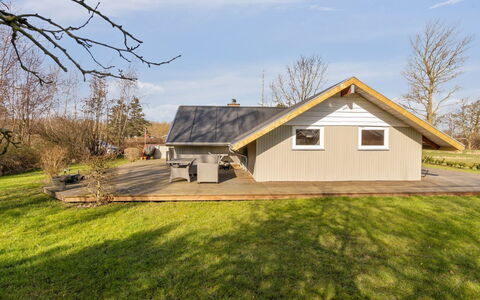 Bernadine - 400M from the Sea: Tetto, Casa, Casa, Villetta, Porta, Raccordo, Deck, Portico, Plank, Latifoglie