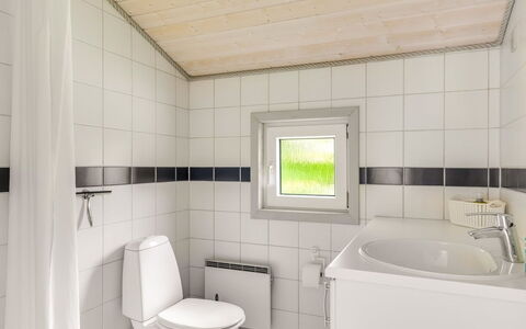 Gorica - 30Km from the Sea: Pavimentazione, Idraulico Fixture, Interior Design, Pavimento, Bagno, Lavello, Gabinetto, Soffitto, Toilet Seat, Rubinetto