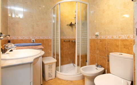 Florida: Idraulico Fixture, Bagno, Pavimentazione, Lavello, Lavandino Del Bagno, Interior Design, Pavimento, Toilet Seat, Gabinetto, Rubinetto