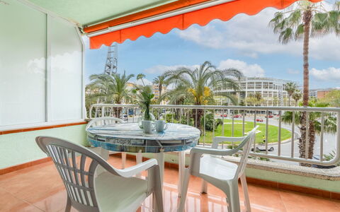 Mercuri: Mobilia, Interior Design, Sedia, Shade, Balcone, Eco Hotel, Cucina & Sala Da Pranzo Tavolo, Pianta Della Casa, Ricorrere