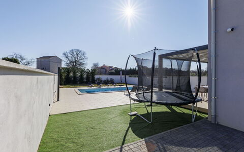 Villa Dream Place: Shade, Giardino, Piscina, Backyard, Cortile, Erba Sintetica, Prato, Landscaping, Netto, Recinzione